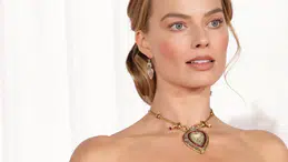 Margot Robbie, Elizabeth Taylor'ın İkonik "Tac Mahal" Kolyesiyle Dikkat Çekti