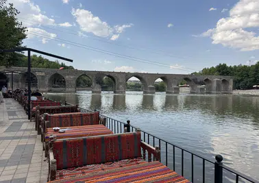 Diyarbakır’da termometreler isyan etti: Turistlerin uğrak noktası On Gözlü Köprü’de sessizlik hakim