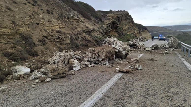 Bozcaada'da Aşırı Yağış Sonrası Heyelan, Yol Trafiğe Kapandı