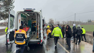 Diyarbakır’da otomobil yoldan çıktı: 2 yaralı