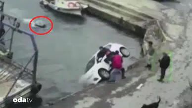 Otomobil Deniz Kenarına Düştü: Balıkçılar Sürücüyü Kurtarmak İçin Suya Atladi