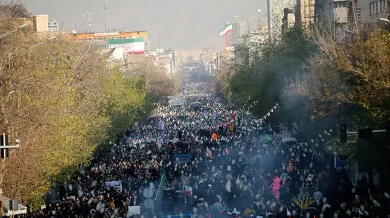 İran'da Devrimsel Süreç Gözlemleniyor