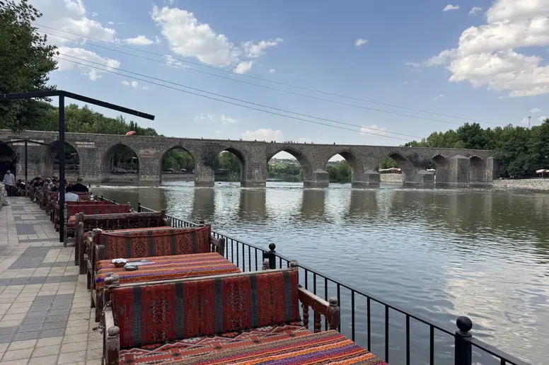 Diyarbakır’da termometreler isyan etti: Turistlerin uğrak noktası On Gözlü Köprü’de sessizlik hakim