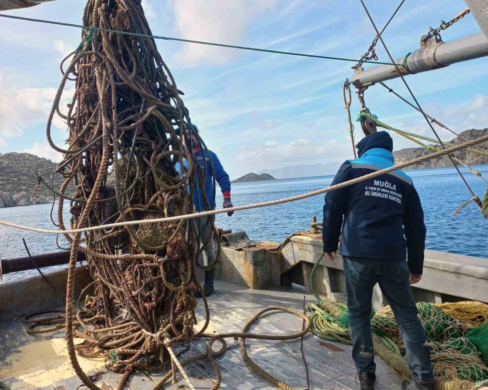 Bozburunda hayalet ağlar denizden temizlendi