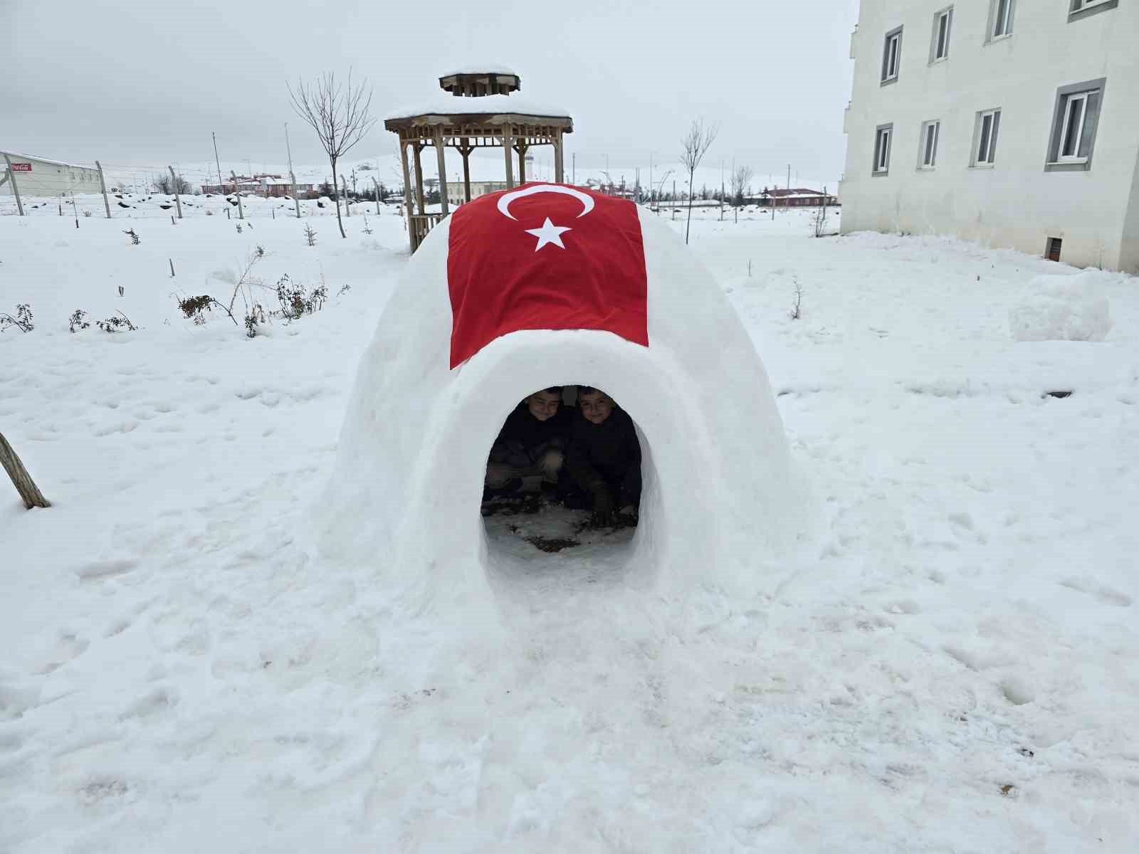 bu-eskimo-evi-alaskada-degil-yozgatta