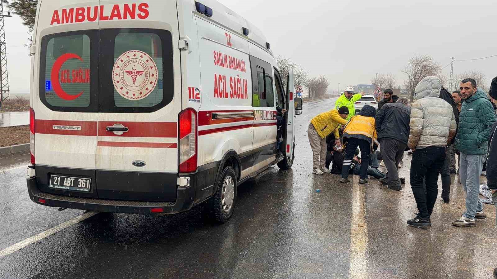 diyarbakirda-otomobil-yoldan-cikti-2-yarali