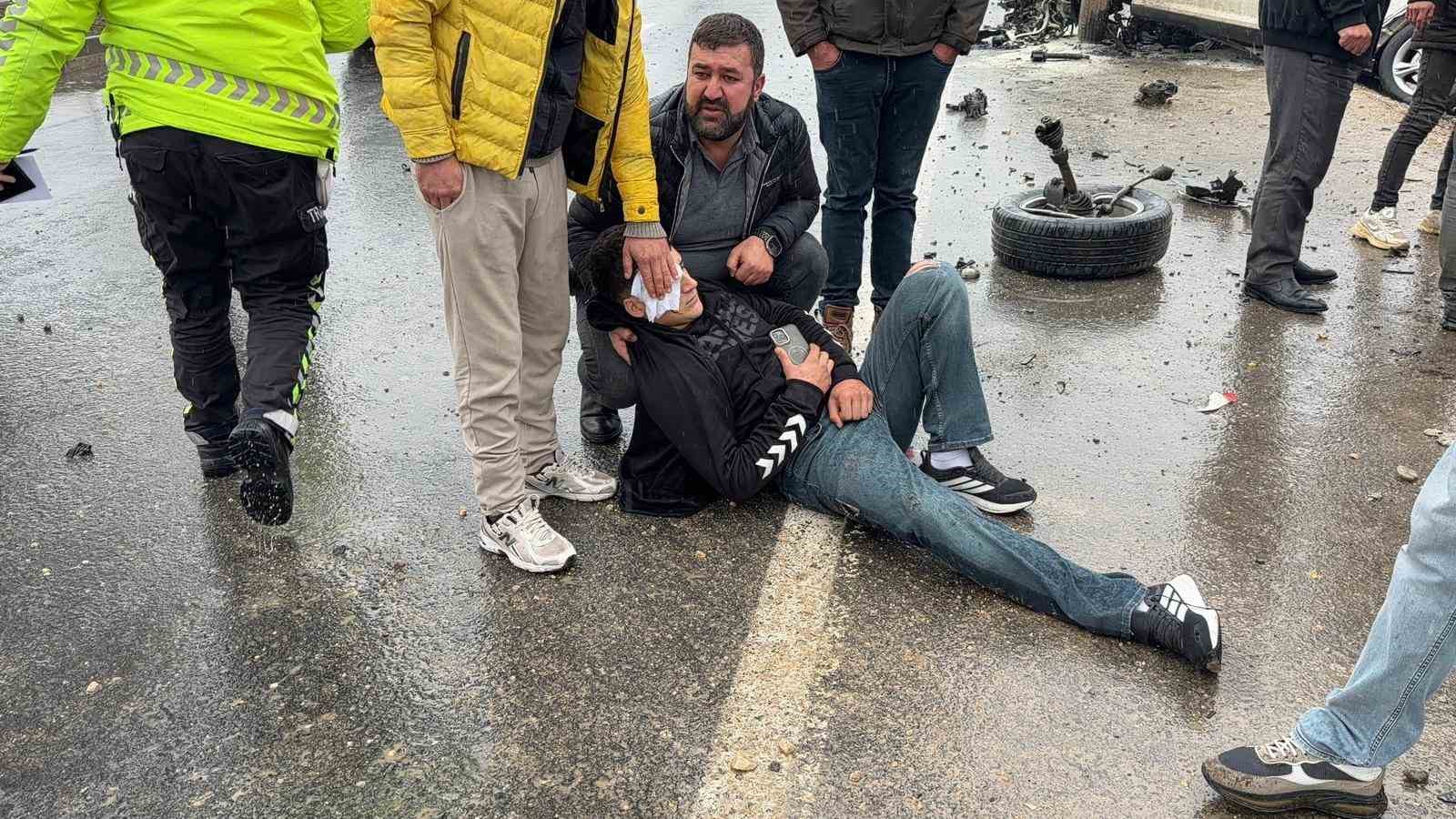 diyarbakirda-otomobil-yoldan-cikti-2-yarali