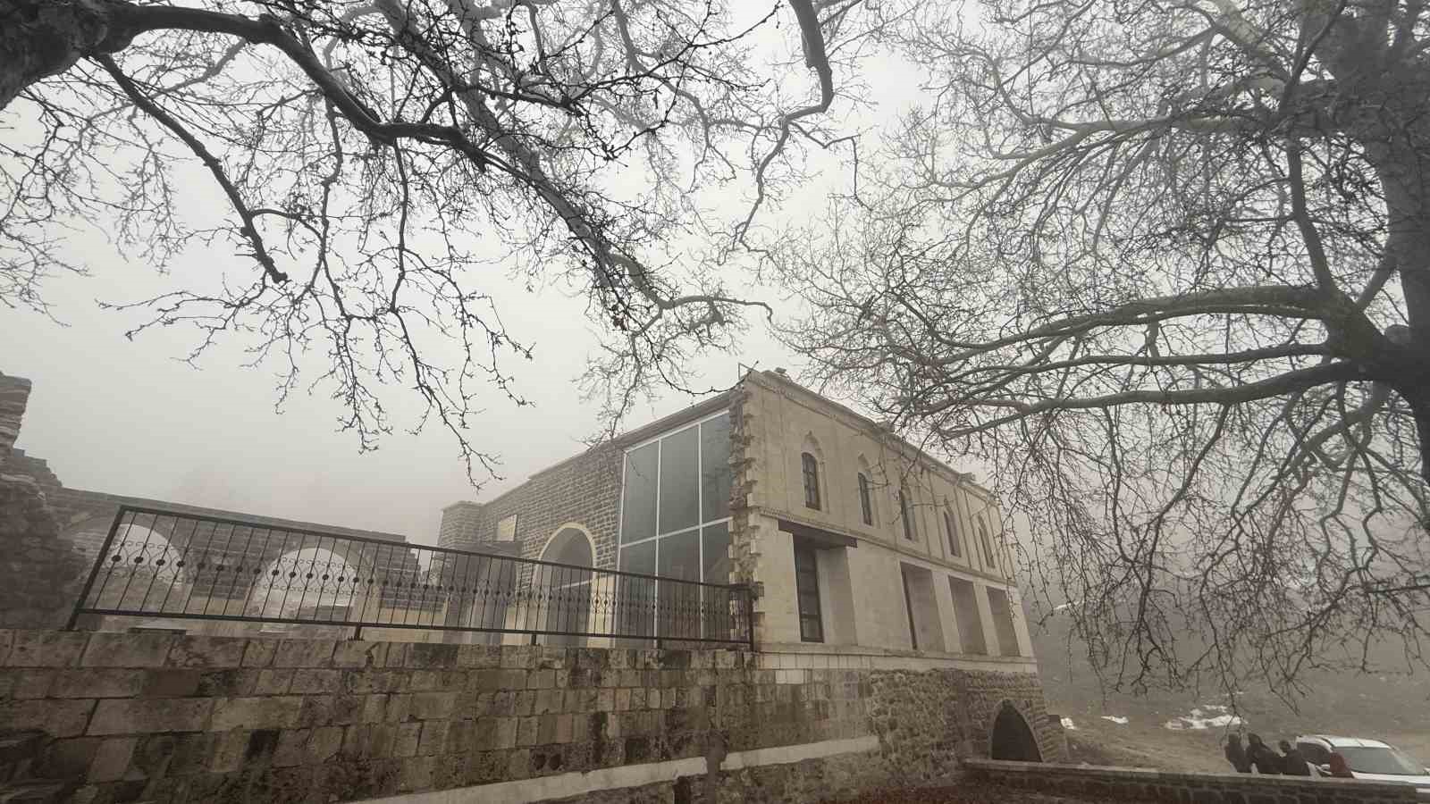 licedeki-486-yillik-atak-ulu-camii-sis-icinde-kaldi